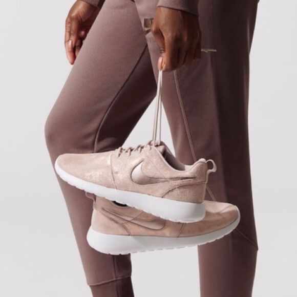 NIKE ROSHE ONE PRM SNEAKERS 8.5 - Picture 1 of 7